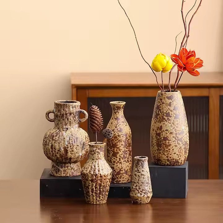 Custom Creative Home Decor Ceramic Vase with Modern Artistic Design