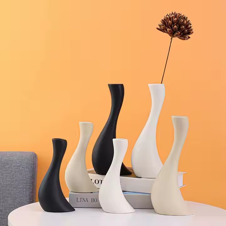 Minimalist Modern Ceramic Vase for Dried Flower Arrangements