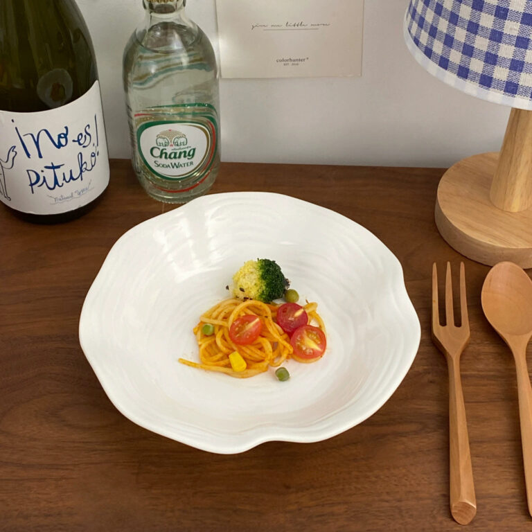 Nordic-style irregular ceramic pasta plate with leaf design