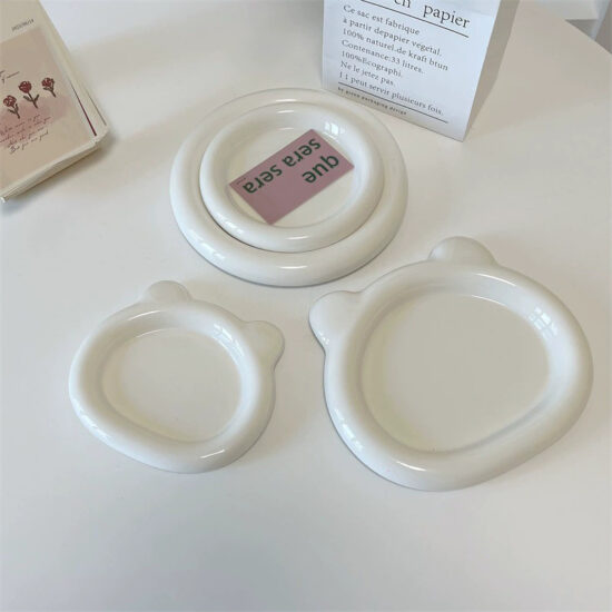 Modern white puffy ceramic round plate for home and restaurant dining