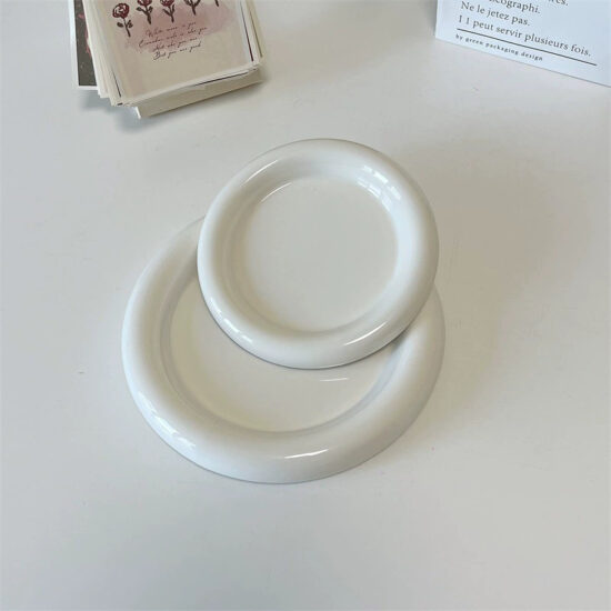 Modern white puffy ceramic round plate for home and restaurant dining