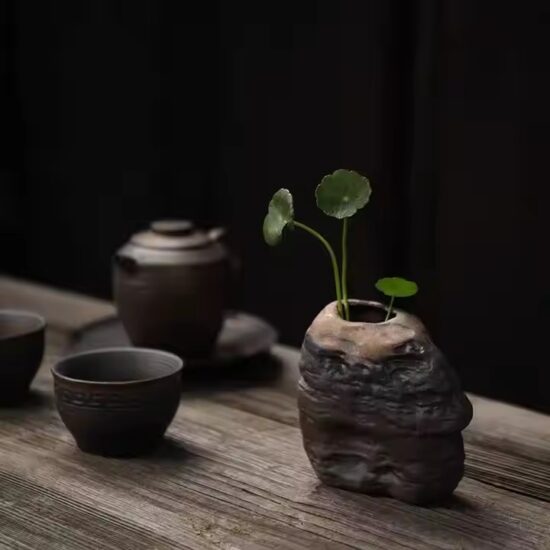 Vintage Style Ceramic Vase for Classic Home and Office Decoration