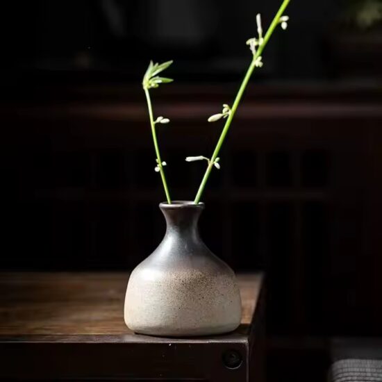 Vintage Style Ceramic Vase for Classic Home and Office Decoration