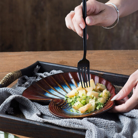 Creative shell-shaped ceramic plates with conch and sea-inspired design