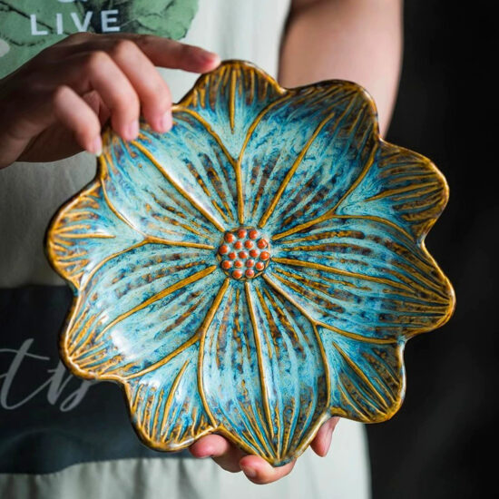 Creative shell-shaped ceramic plates with conch and sea-inspired design